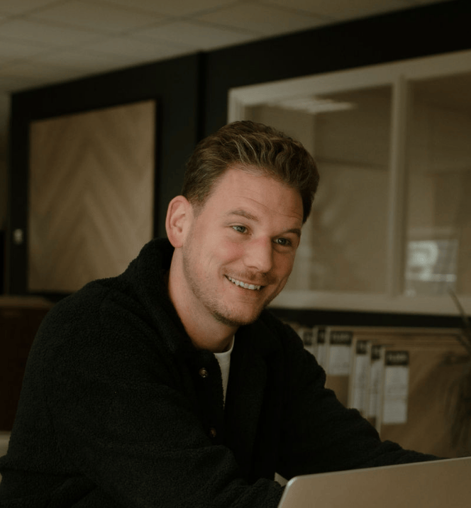 Vloerspecialist in de showroom